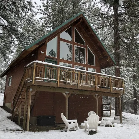 Quiet 1 BR + loft cabin great for weekend getaways & stargazing. Pet Friendly!