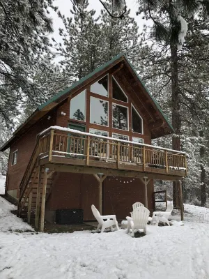 Quiet 1 BR + loft cabin great for weekend getaways & stargazing. Pet Friendly!