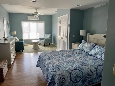 Beach House in Misquamicut! Отели рядом с достопримечательностью «Ocean House Beach»