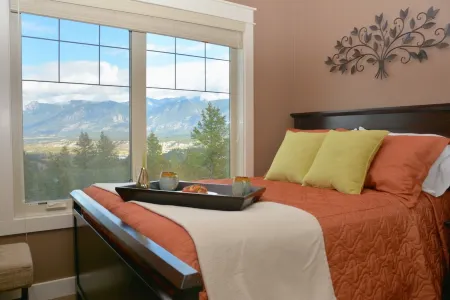 Spacious Invermere 3bd2.5ba Townhome Nestled in the Purcell Mountains!