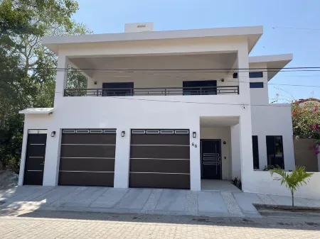 New Modern Third Floor Studio Casa Brisa Fina #1 Отели в г. Компостела