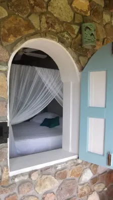 Romantic Tropical Hideaway - Birds & Bees Cottage Hotels in 