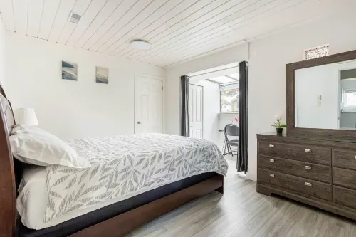 Quite and Convenient 1 Bed 1 Living Fiber Gig WiFi/AC/Parking/Near YVR