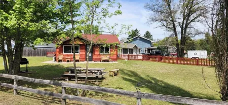 Cabin near ORV trails, lake St. Helen, Houghton Lake and golfing!