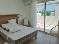 Corsica: Comfortable 3-bedroom apartment, waterfront