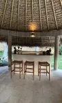 Espaciosa y refinada casa campirana. Con alberca climatizada, jacuzzi y palapa.