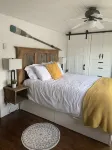 Cowibbean Cottage Uniquely situated over the ocean Hotels near Cowichan Wooden Boat Society