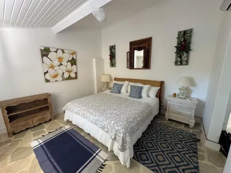 Exclusive house in Ilha with beach and sea view.