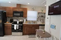 Sleeps 3...Coastal Beach Theme Studio right off I-4, close to Downtown Lakeland.