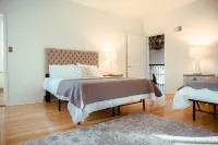 Sleeps 8, 7 Queen Beds, Centrally Located, Near Downtown KC & County Club Plaza