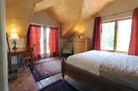 Blue Bird Farm - Spacious Stylish 5 bed/3 bath Taos Farmhouse with AC