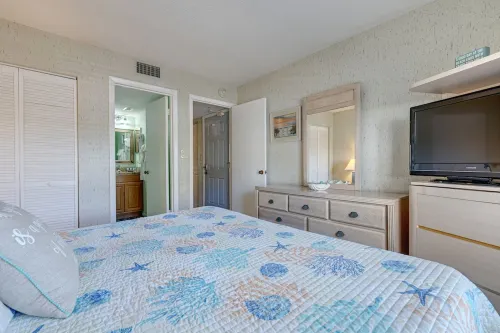 Oceanfront Condo w/ ocean view private balcony, on-site heated pool & hot tub