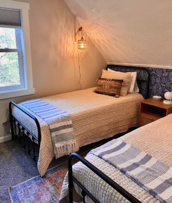 The Trimbelle Cottage: Secluded Riverside Retreat on 7 acres, with Hot Tub!
