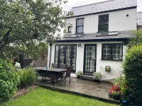 Lovely cottage, log fire & garden close to Charmouth beach on the Jurassic Coast