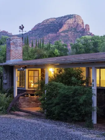 Charming Sedona three bedroom/three bath with lap pool and quiet garden Отели рядом с достопримечательностью «Часовня святого Креста»