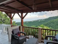 Maison, Havre de Paix, vue Nature mer et Montagne. Piscine,2 par 4 Privée Hotels in Marigot