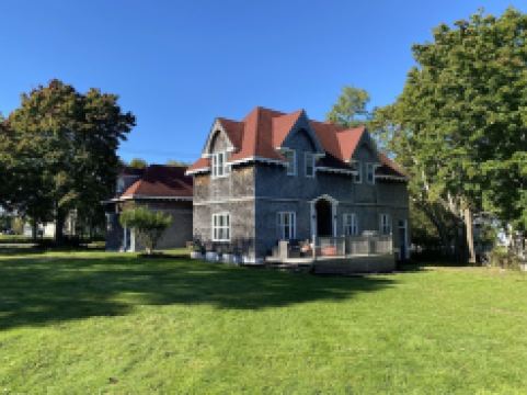 Registered Historic Edwardian Carriage House. Close to Katy's Cove.Pet Friendly.