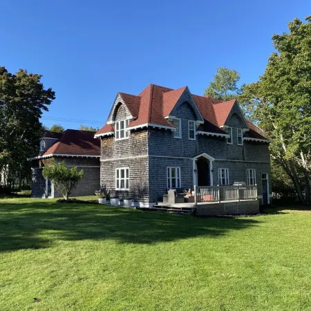 Registered Historic Edwardian Carriage House. Close to Katy's Cove.Pet Friendly.