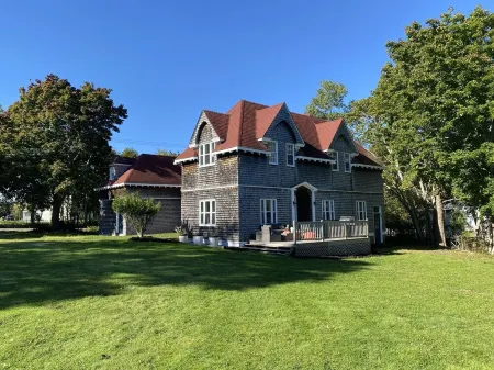 Registered Historic Edwardian Carriage House. Close to Katy's Cove.Pet Friendly.