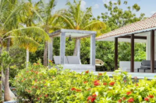 Renovated 6 bedroom Villa with pathway to the ocean and private pool โรงแรมใน