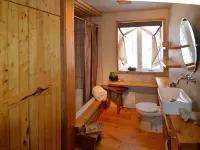 Chalet Sean, peaceful retreat on beautiful mountain brook and walk to river.. Hotels in Sutton
