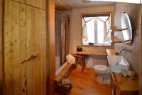 Chalet Sean, peaceful retreat on beautiful mountain brook and walk to river.. Hotels in Sutton