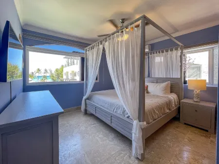 3 level Penthouse, HOT TUB / waterfall, ocean view,40 steps to beach,5 min shops