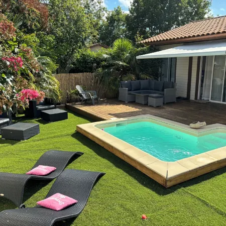 Air-conditioned wooden house, heated swimming pool, spa, internet and bicycles in a quiet location