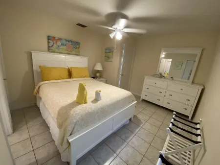 Cozy, clean duplex with outdoor dinning. Отели в г. Пайн-Айленд-Сентер