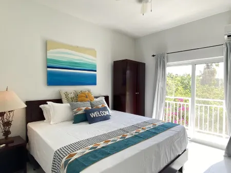 Lovely 2-bedrooms in Venetian Road Отели в г. Венешиан Роуд Сетлемент