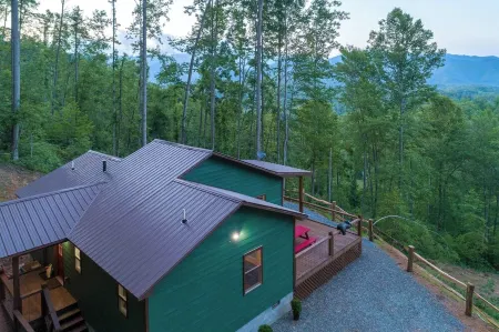 Lazy Bear Cabin with Gameroom access