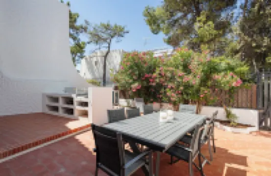 (RARE Traditional Family Villa 100m from the beach and city centre