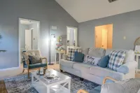 Vibrant King Bed Suite, Fast Wi-Fi, Multiple TVs, Custom Mural, Close to Beach!