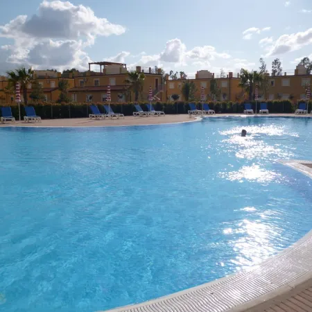 Stunning studio holiday apartment for 2/3 on resort, close to beach with 2 pools