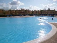 Stunning studio holiday apartment for 2/3 on resort, close to beach with 2 pools - 游泳池