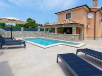 Vacation home Pahari - 6 persons, 3 bedrooms, pool, barbecue, terrace, Hotels in Buzet