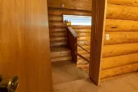 Ski village penthouse w/ hot tub & sauna, Hemlock Valley