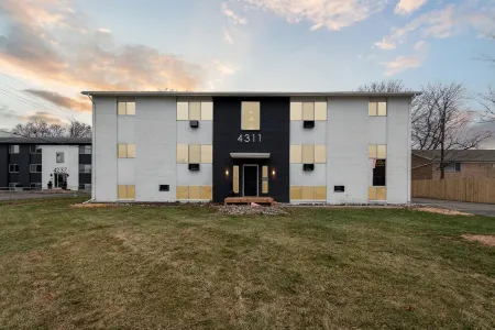 Apartment Отели рядом с достопримечательностью «Lansing's First Capital Building»
