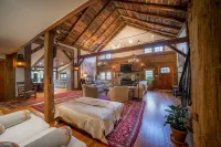 Stylish, modern barn with chef’s kitchen, heated pool, privacy