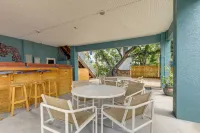 Steps to Beach, Outdoor Perks! Indian Rocks Condo - 駐車場