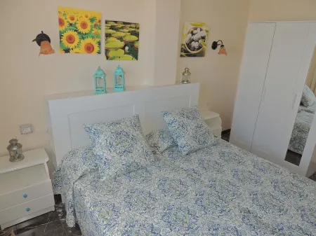 ROMANTIC RETREAT IN PRIME POSITION WITH STUNNING VIEWS TO CLIFFS, MARINA & SEA. Отели рядом с достопримечательностью «Beach Chica»