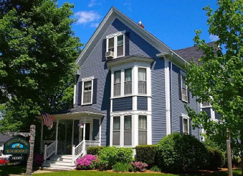 Brewster House Bed & Breakfast Hotels near When Pigs Fly Bakery