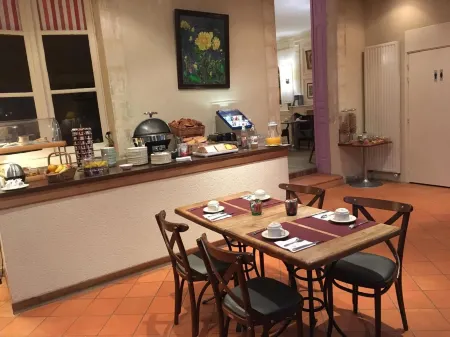 Logis Hôtel le Vert Galant Отели в г. Люше-Пренже