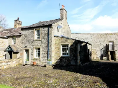Mill DAM Farm Cottage Hotels near Lowther Hill Caravan Park