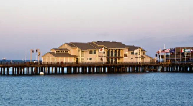 Casa Del Mar Inn Hotels near Santa Barbara Harbor