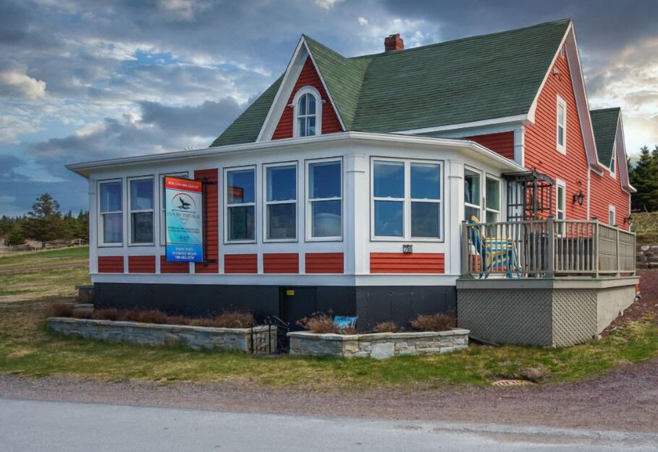 인 바이 더 베이의 우아한 객실 내부 또는 바/라운지