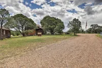 Hot Tub and Game Room! 30-Acre Vernon Retreat - Kæledyr tilladt