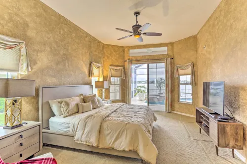 Lakefront Cape Coral Home w/ Private Pool & Dock! - Parkplatz