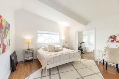 Spacious Family Home central to Squamish Hotels near Chieftain Centre