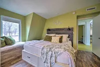 Bohemian Home w/ Screened Porch, 3 Mi to Lake! - Lemmikkieläimet sallittu
